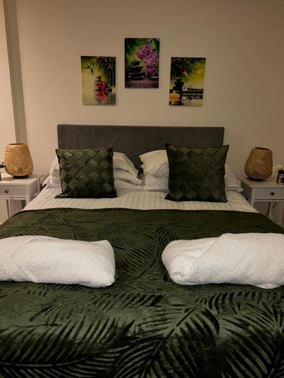 ein großes Bett mit zwei Kissen darüber in der Unterkunft Modern&Large 3bed 3Bath Central London Air-Con Hyde Park in London