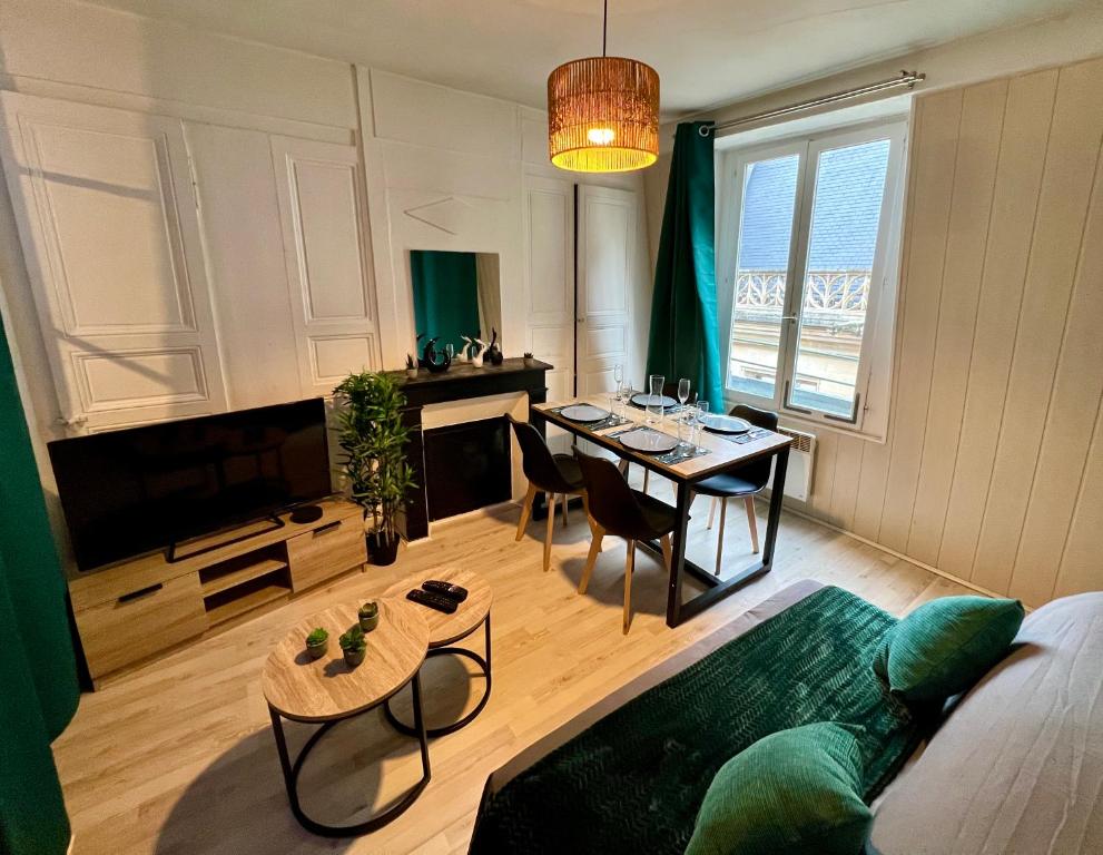 un salon avec une table et un canapé dans l'établissement Studio au coeur de Rouen, 4 personnes, calme & élégant, à Rouen