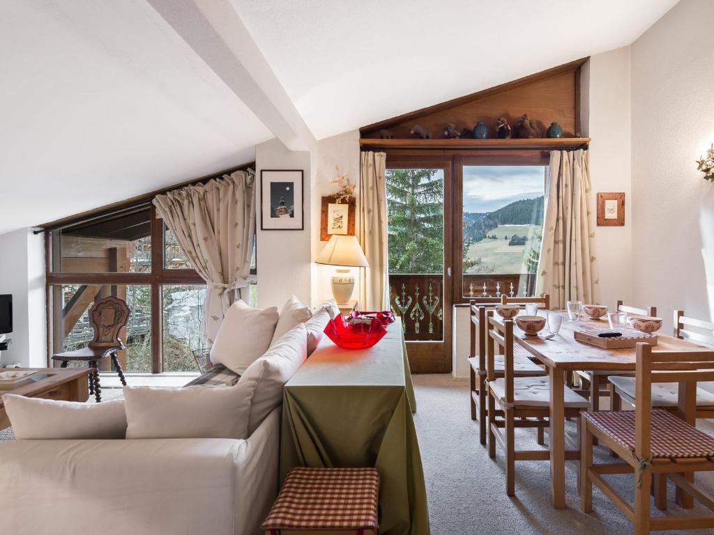 a living room with a white couch and a table at Appartement Megève, 3 pièces, 5 personnes - FR-1-453-145 in Megève