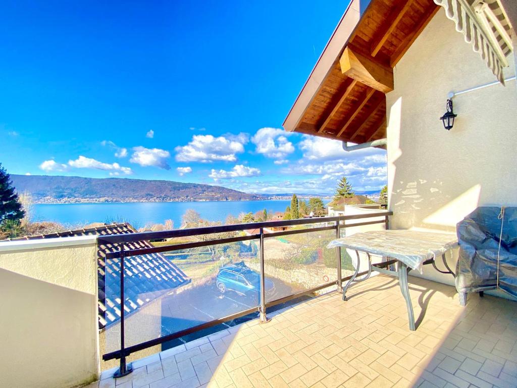 Ein Balkon oder eine Terrasse in der Unterkunft Appartement Veyrier-du-Lac, 3 pièces, 5 personnes - FR-1-432-81