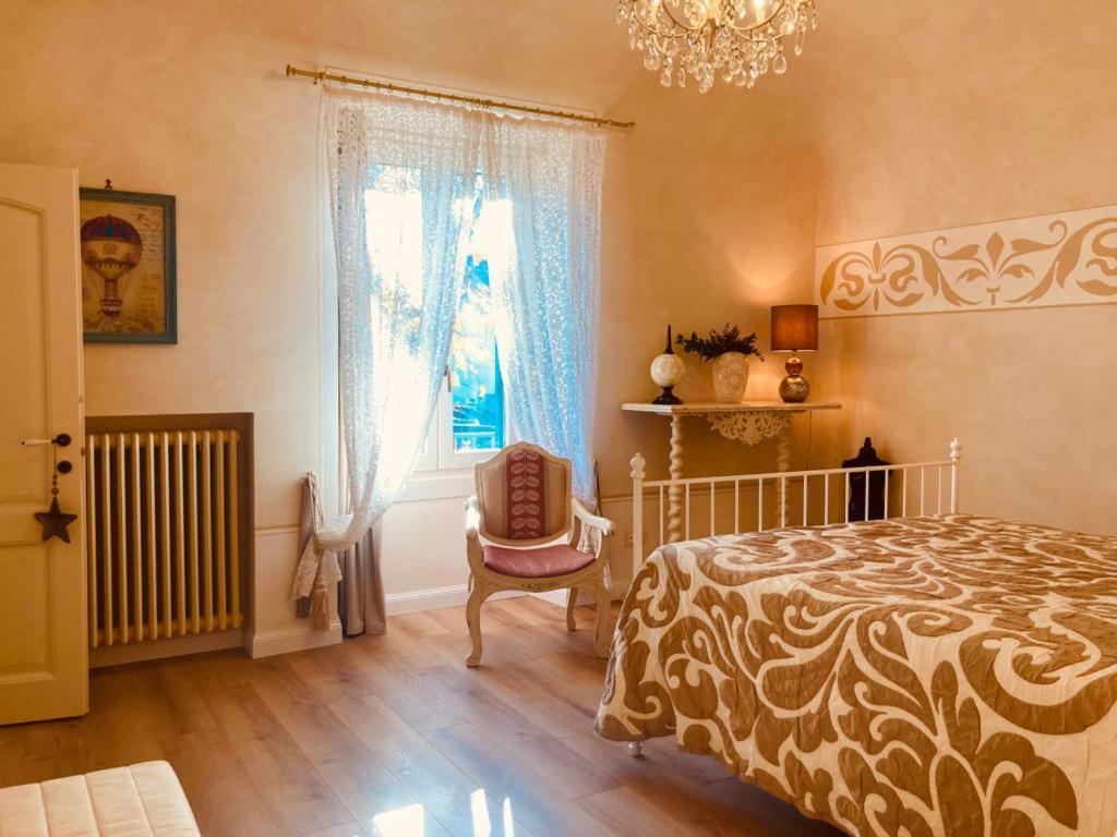 - une chambre avec un lit, une chaise et une fenêtre dans l'établissement MANZONI37, à Novi Ligure