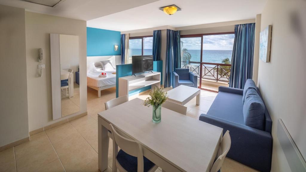 TV a/nebo společenská místnost v ubytování Prope Mare Apartamentos