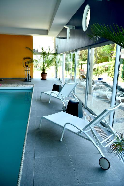 Bazén v ubytování Boutique Logis Hôtel Relais de Vincey nebo v jeho okolí