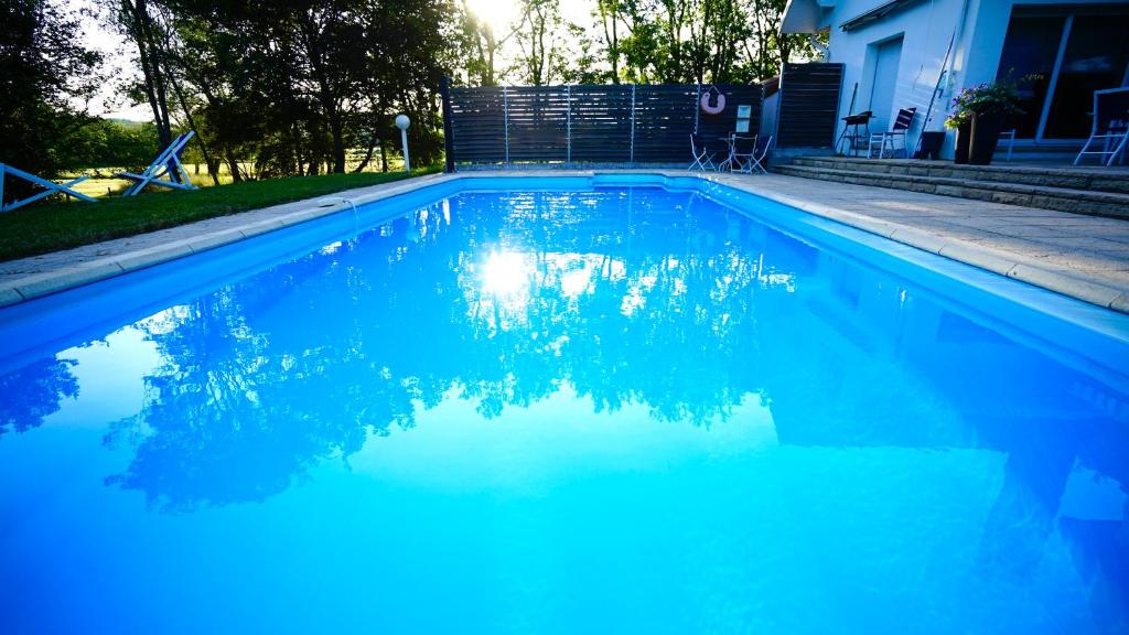 Bazén v ubytování Boutique Logis Hôtel Relais de Vincey nebo v jeho okolí