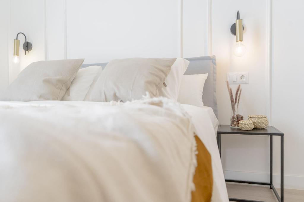 Postel nebo postele na pokoji v ubytování Suites Alfonso X