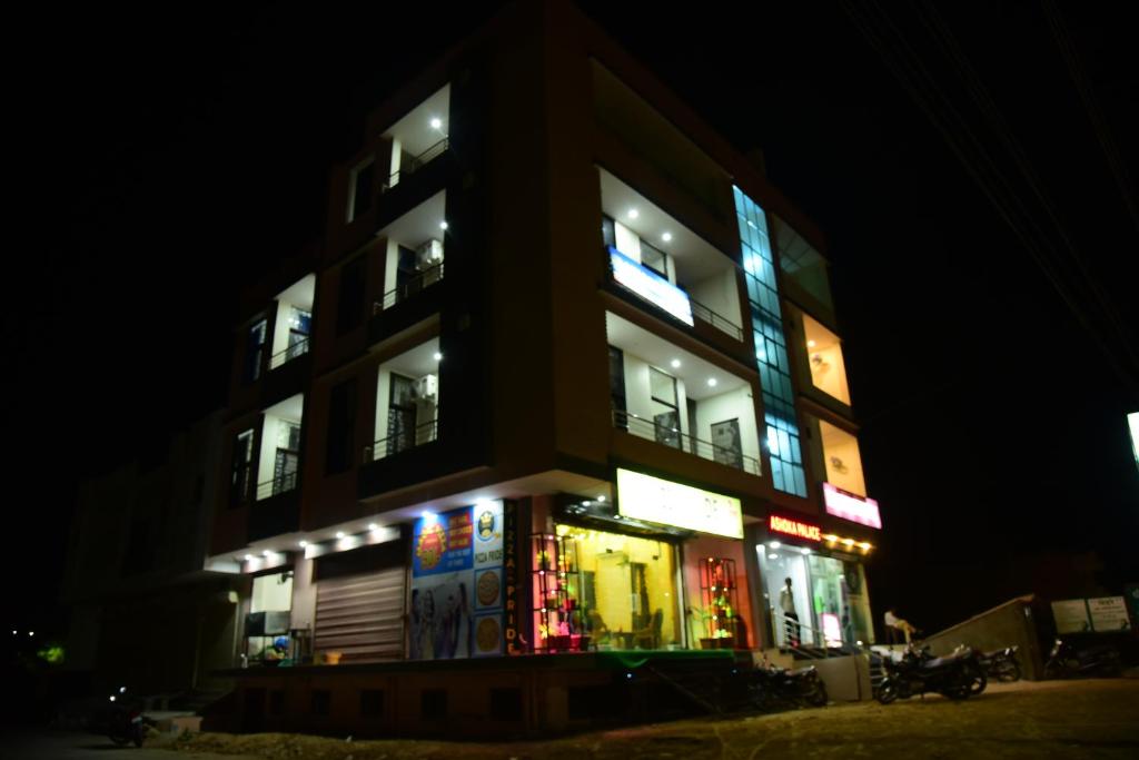 un edificio alto con finestre illuminate di notte di ASHOKA PALACE a Sawai Madhopur