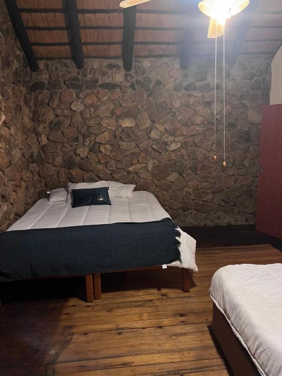 Tempat tidur dalam kamar di JakkalsDraai River Bush Lodge