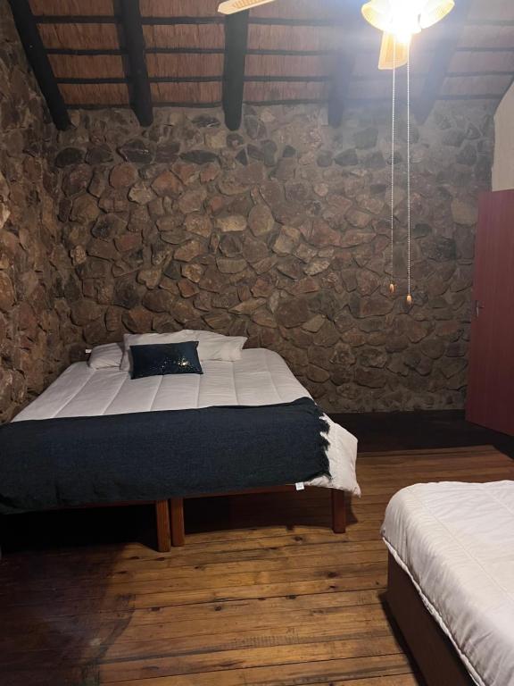 Postel nebo postele na pokoji v ubytování JakkalsDraai River Bush Lodge
