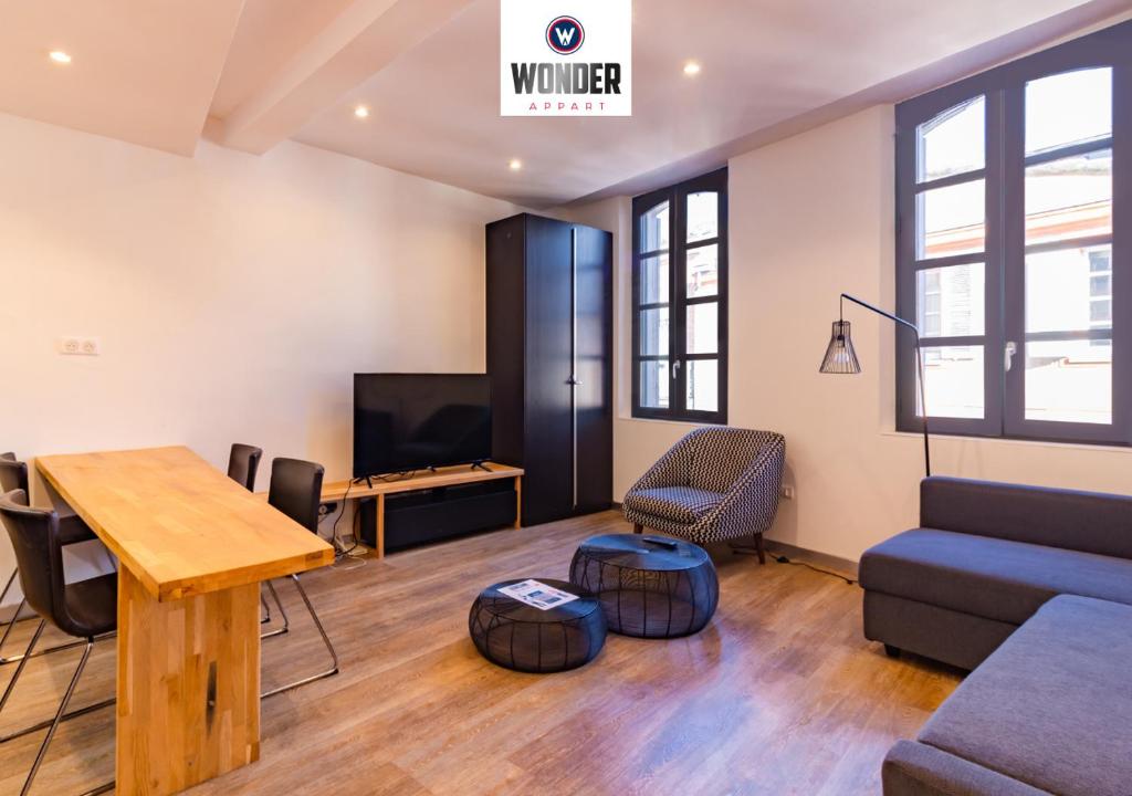 un salon avec un canapé et une table dans l'établissement Taur STREET 4, à Toulouse