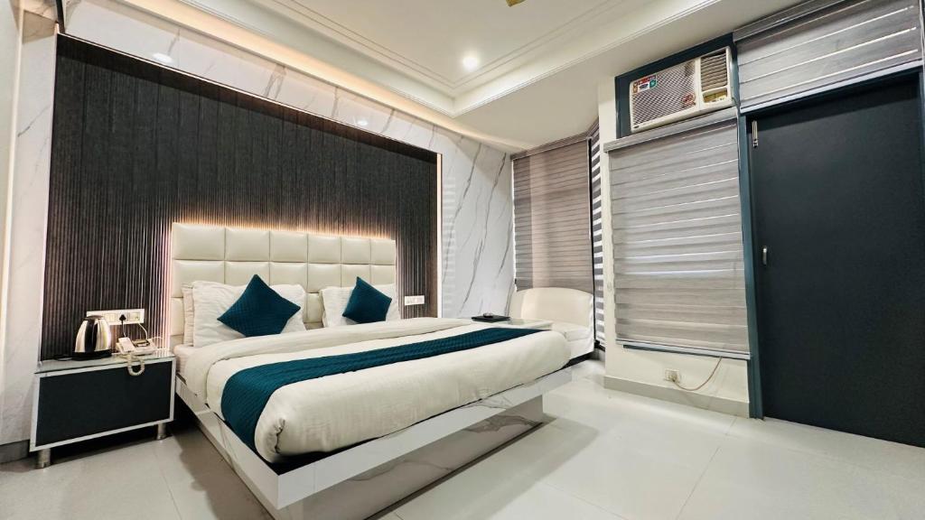 Llit o llits en una habitació de Hotel Baba Deluxe near New Delhi Railway Station and City Center -By RCG Hotels