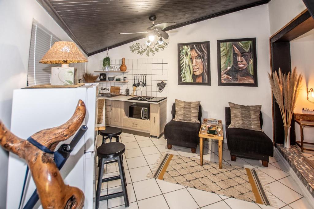 Kuchyň nebo kuchyňský kout v ubytování Hello Sunshine Self Catering Studio Apartments