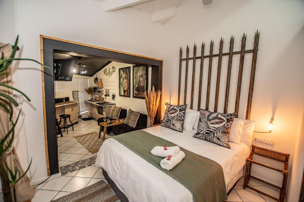 Una cama o camas en una habitación de Hello Sunshine Self Catering Studio Apartments