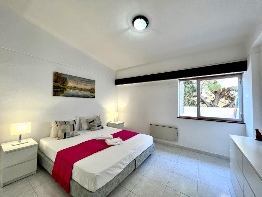 Postel nebo postele na pokoji v ubytování Vilamoura Blue Lagoon With Pool by Homing