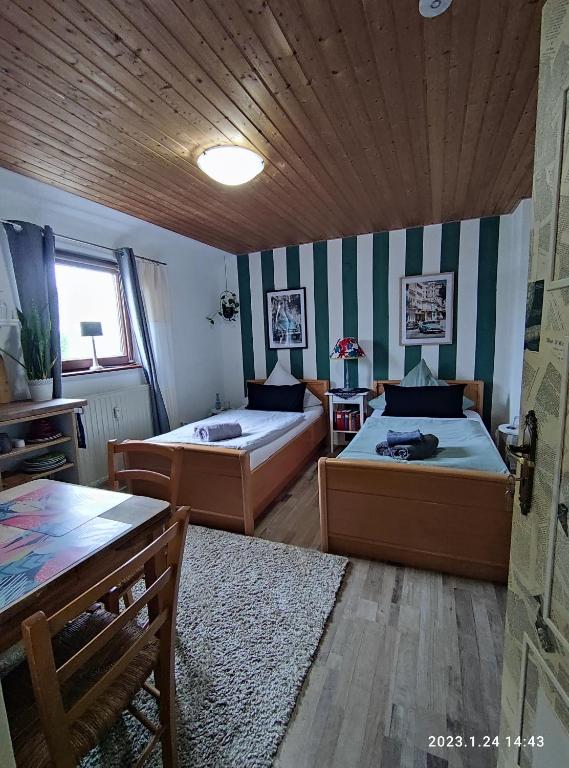 Postel nebo postele na pokoji v ubytování Ferienwohnung Beeden - zur Glasschmiede