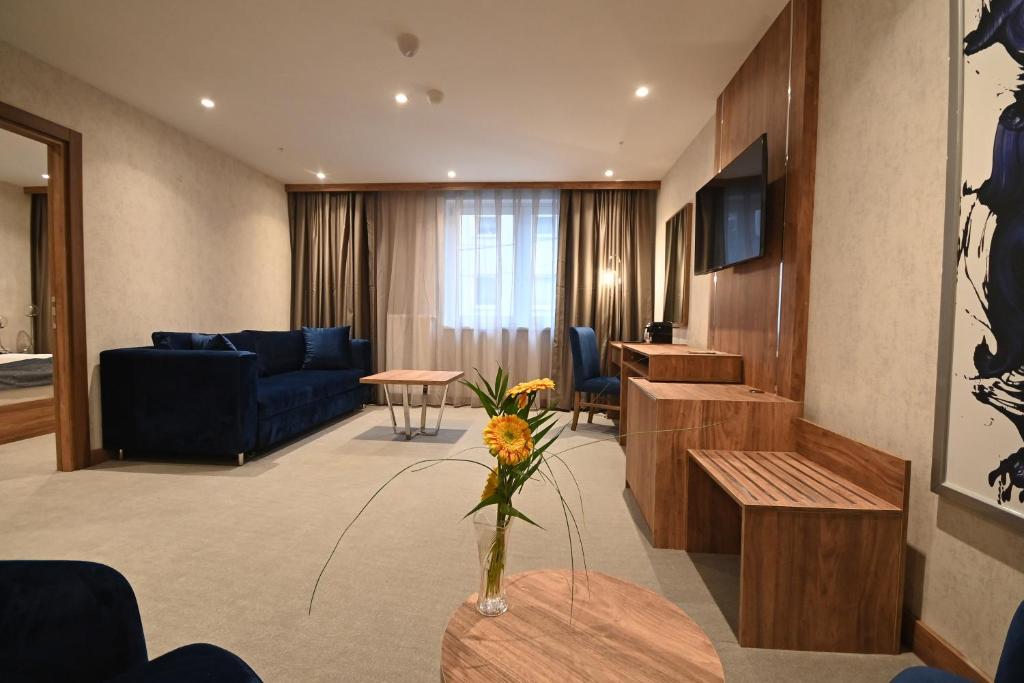 A television and/or entertainment centre at Hotel Foldana