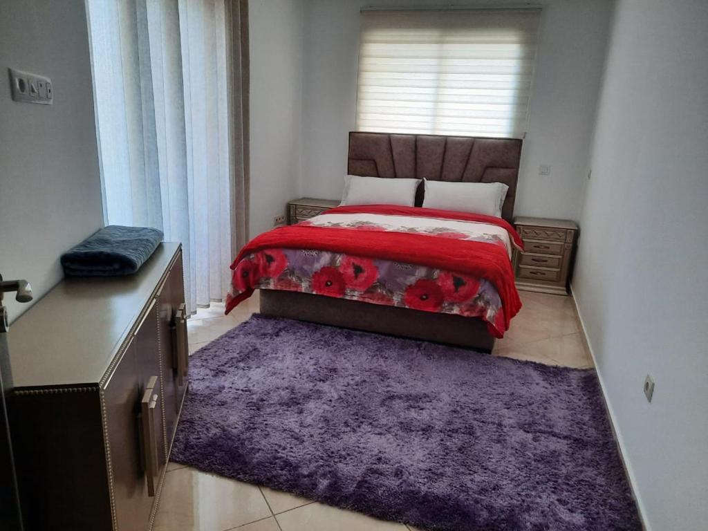 Tempat tidur dalam kamar di ESPACIOSO