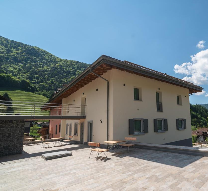 un edificio con tavolo e sedie su un patio di Residenza al Castello a Enguiso