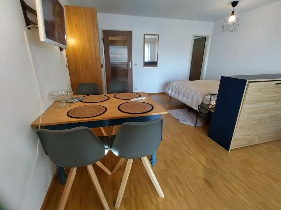 a room with a table and chairs and a bed at Erli 13 in Leukerbad