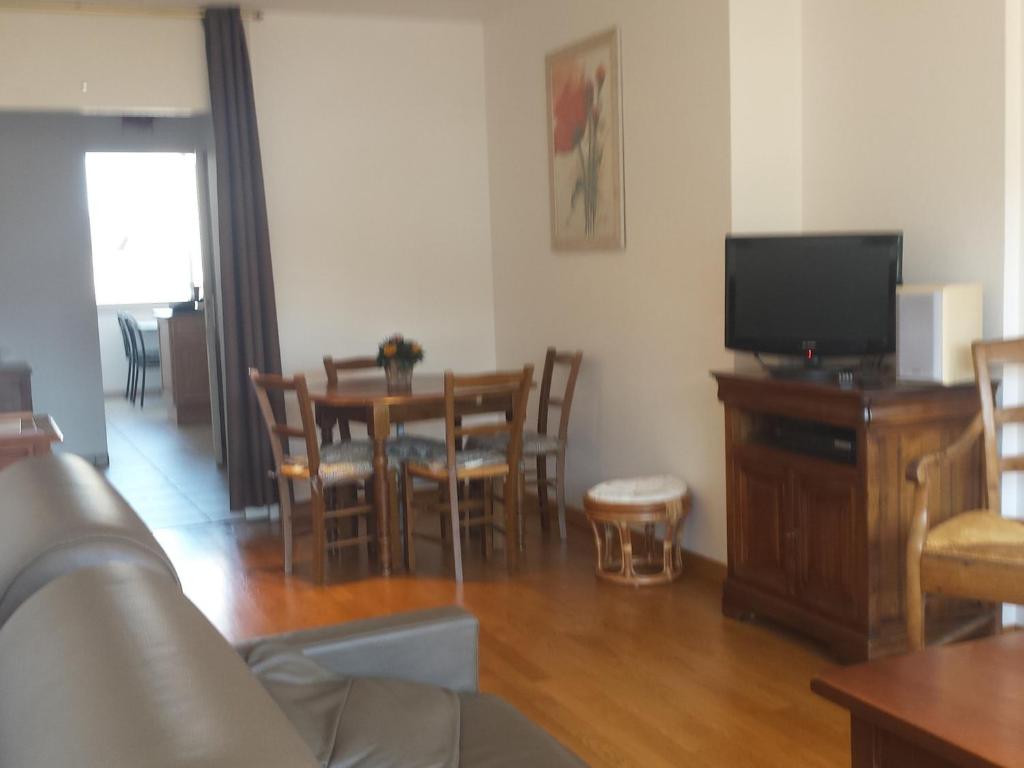 Appartement Annecy, 3 pièces, 6 personnes - FR-1-432-49にあるテレビまたはエンターテインメントセンター