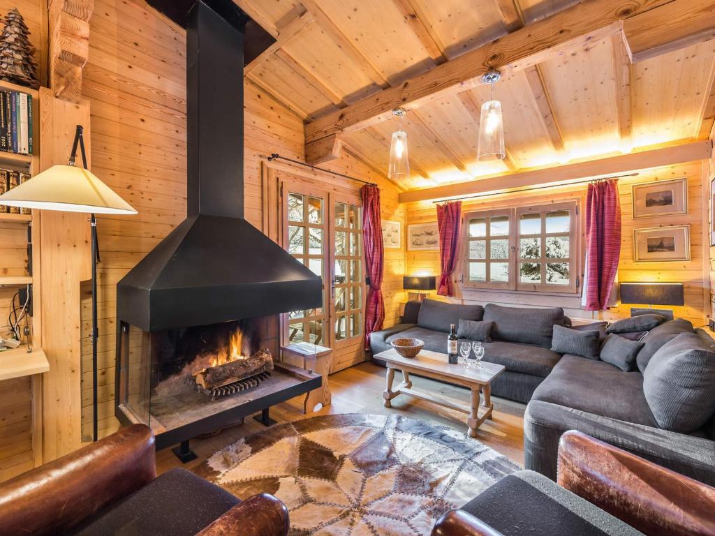 ムジェーヴにあるChalet Megève, 5 pièces, 10 personnes - FR-1-453-10の暖炉付きのリビングルーム(ログキャビン内)