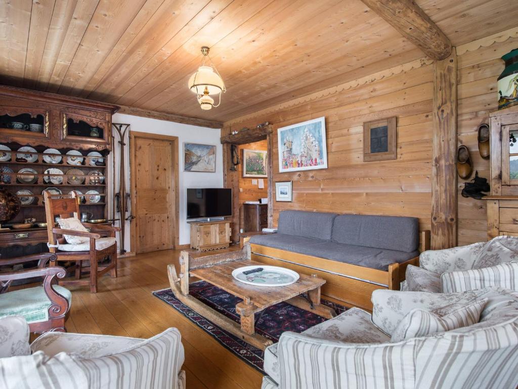 a living room with a couch and a table at Appartement Megève, 4 pièces, 8 personnes - FR-1-453-14 in Megève