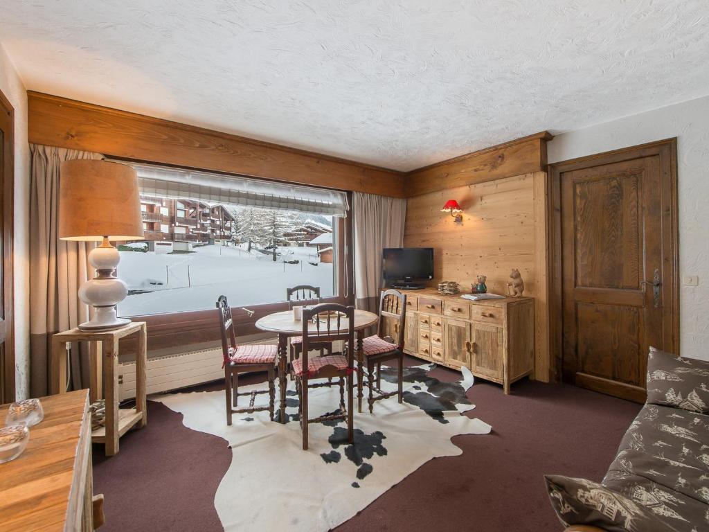 Appartement Megève, 2 pièces, 4 personnes - FR-1-453-40にあるシーティングエリア