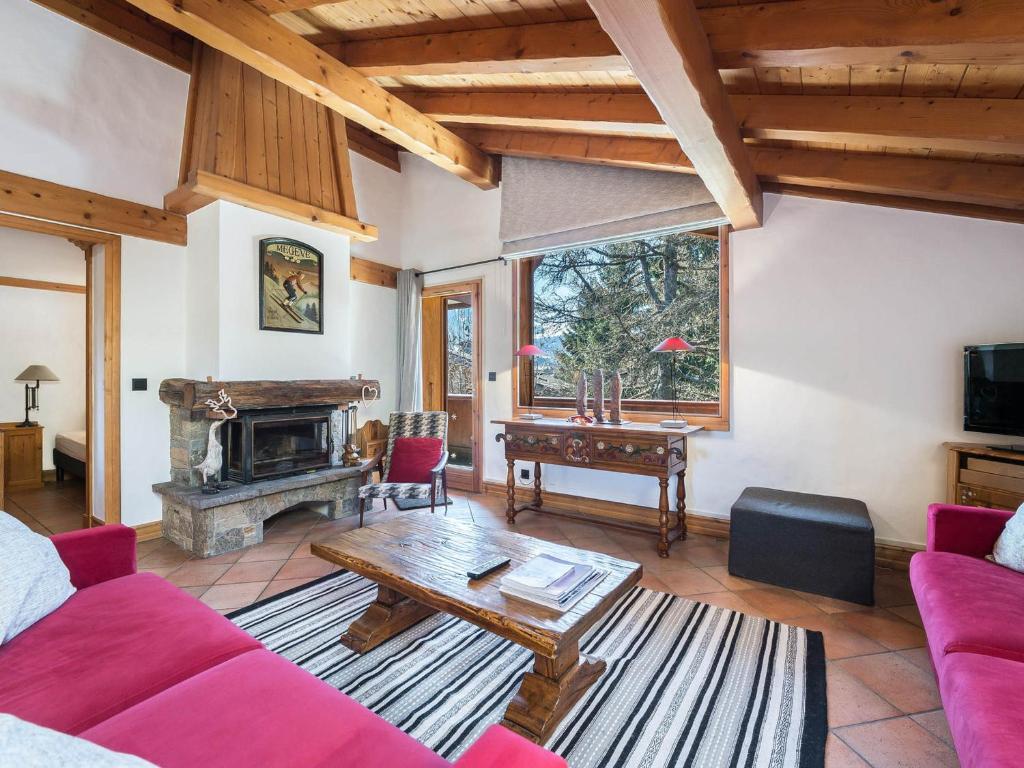 un salon avec un canapé et une table dans l'établissement Appartement Duplex 3 Chambres à Megève - Proche Centre et Télécabine - Tout Confort - FR-1-453-49, à Megève