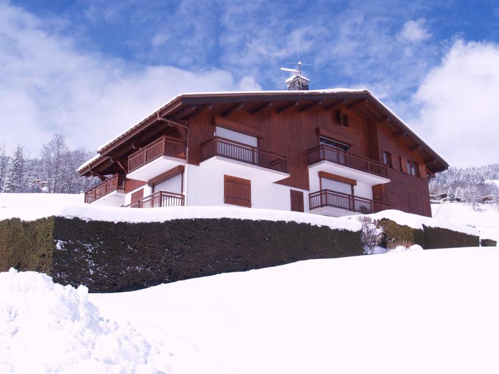 a building in the snow with snow piled up at Appartement Megève, 2 pièces, 4 personnes - FR-1-453-51 in Megève