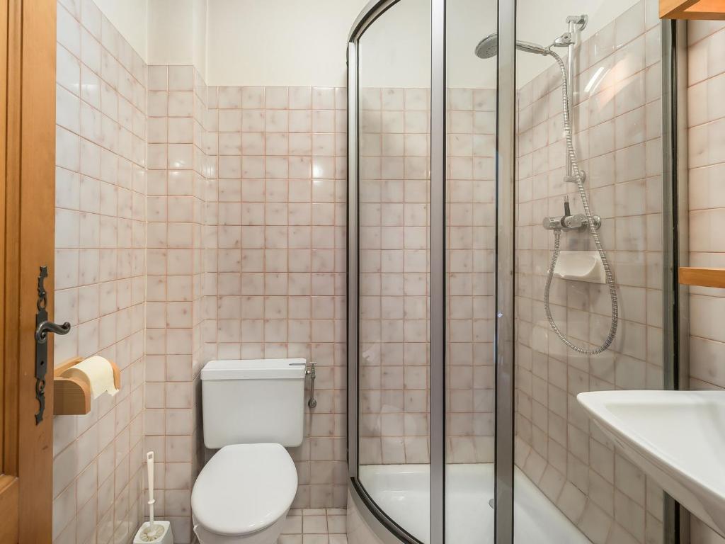 a bathroom with a shower and a toilet and a sink at Appartement Megève, 2 pièces, 4 personnes - FR-1-453-63 in Megève