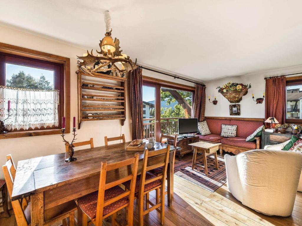 una sala da pranzo con tavolo e sedie in legno di Appartement Megève, 3 pièces, 4 personnes - FR-1-453-76 a Megève