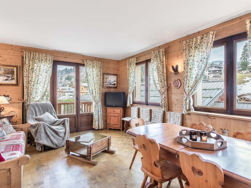 ムジェーヴにあるAppartement Megève, 3 pièces, 4 personnes - FR-1-453-107のリビングルーム(テーブル、椅子、窓付)