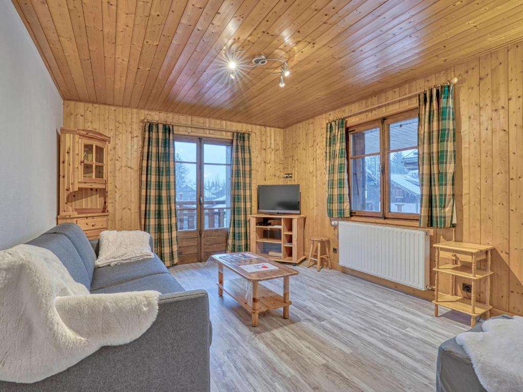 ムジェーヴにあるAppartement Megève, 2 pièces, 4 personnes - FR-1-453-92のリビングルーム(ソファ、テレビ付)