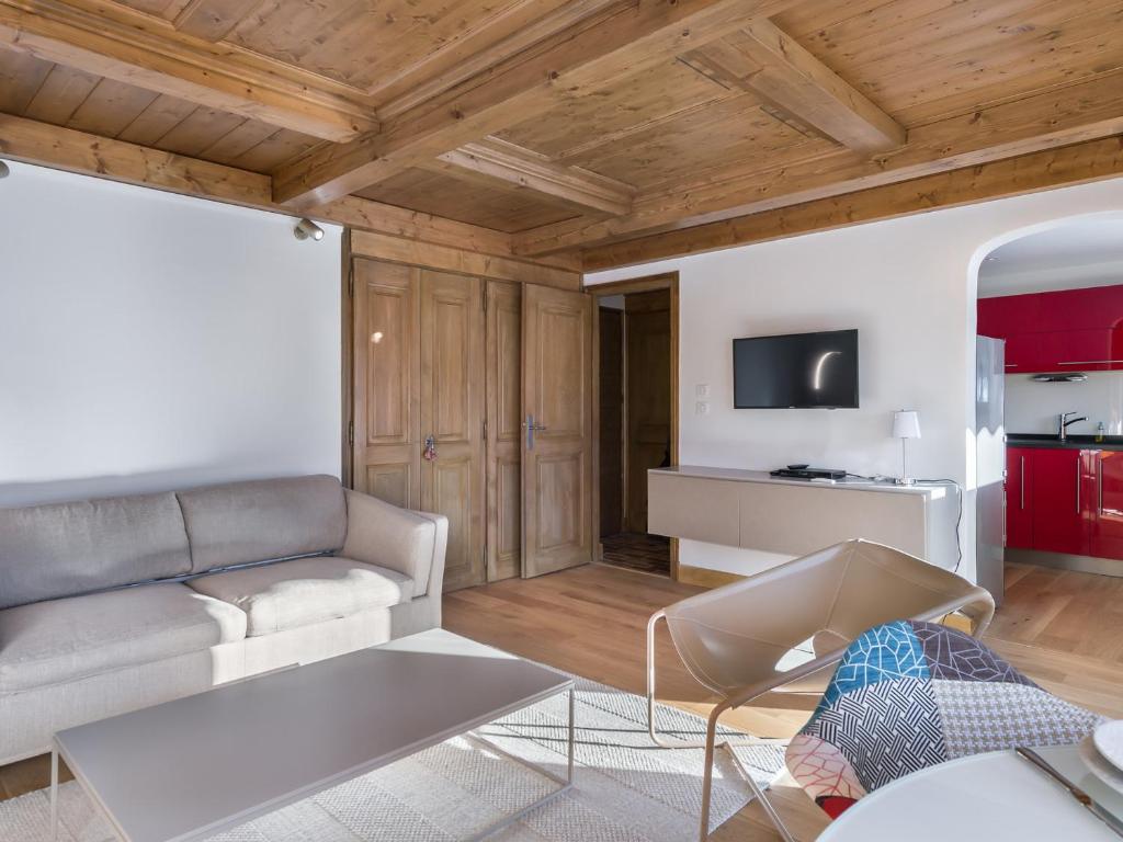 un salon avec un canapé et une table dans l'établissement Appartement rénové avec balcon et parking près des pistes à Megève - FR-1-453-68, à Megève