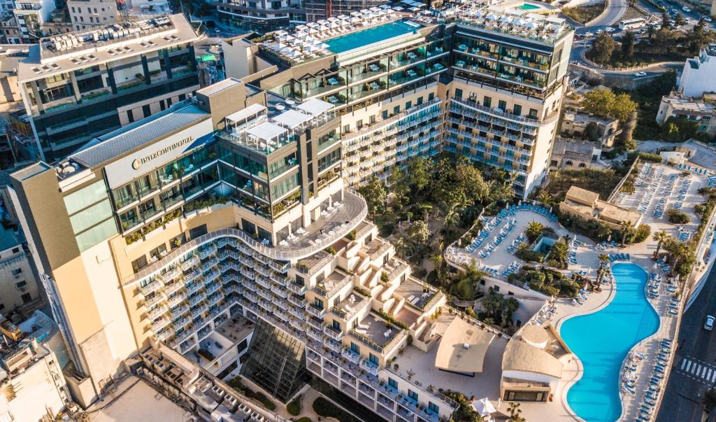 - une vue aérienne sur un grand bâtiment avec une piscine dans l'établissement InterContinental Malta, an IHG Hotel, à San Ġiljan