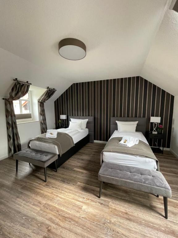 Postel nebo postele na pokoji v ubytování "Zur Altstadt - Am Fuße der Osterburg" Gaststätte, Pension, FEWO