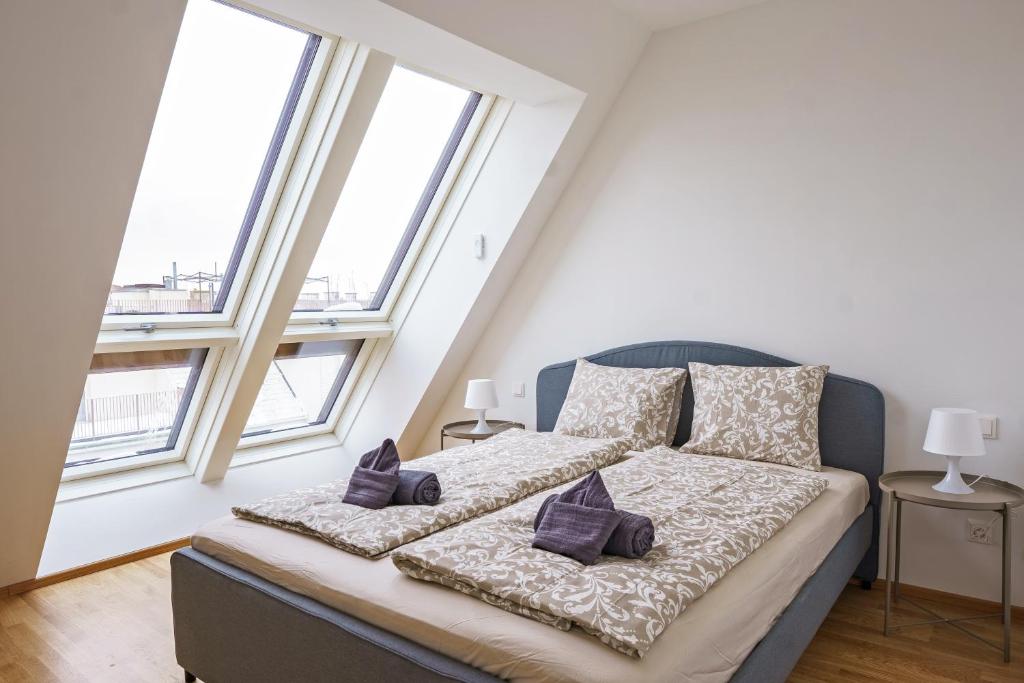 um quarto com uma cama com duas almofadas em Vienna Living Apartments - Ottakring em Viena