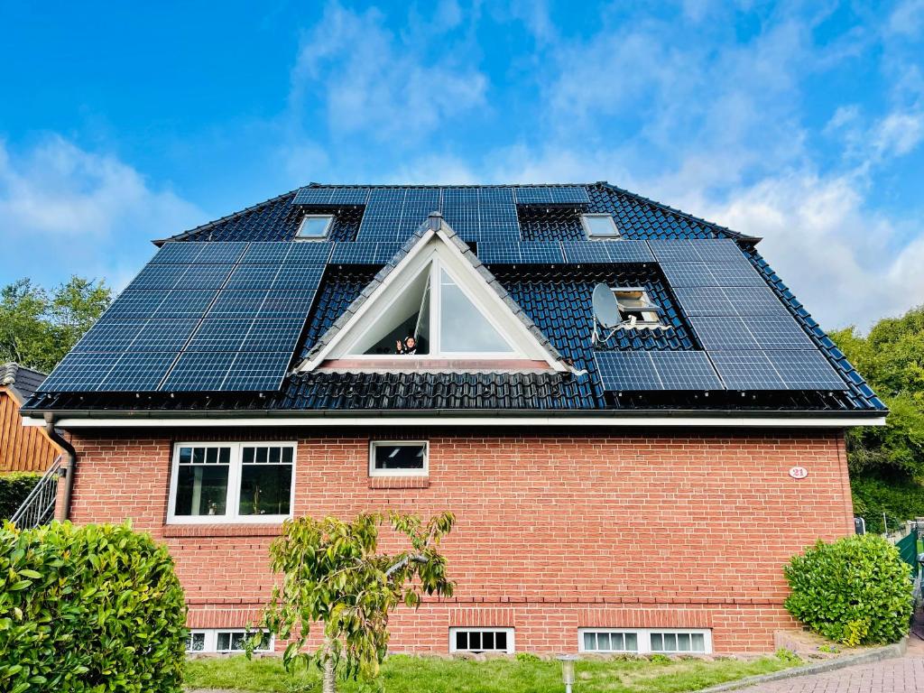 una casa con paneles solares en el techo en Villa Fuchsbau, en Hohenfelde
