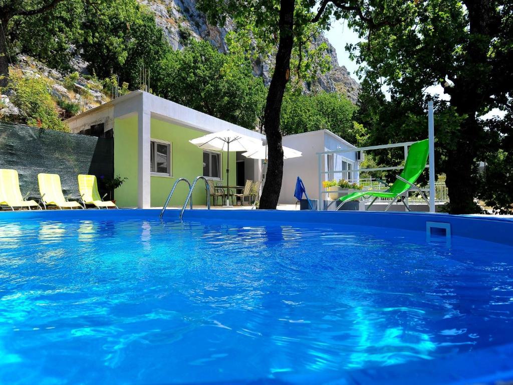 奧米什的住宿－Holiday Home Hrstic，别墅前设有游泳池