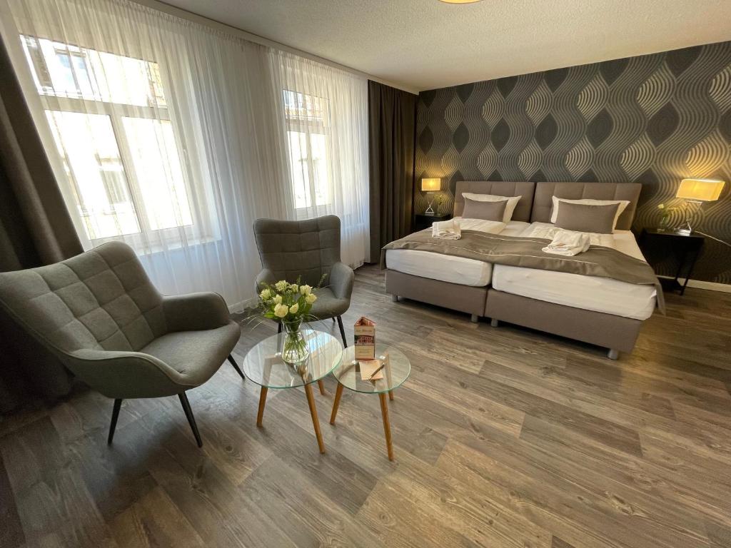 Postel nebo postele na pokoji v ubytování "Zur Altstadt - Am Fuße der Osterburg" Gaststätte, Pension, FEWO