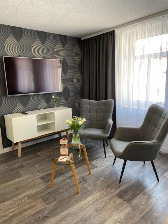 TV a/nebo společenská místnost v ubytování "Zur Altstadt - Am Fuße der Osterburg" Gaststätte, Pension, FEWO