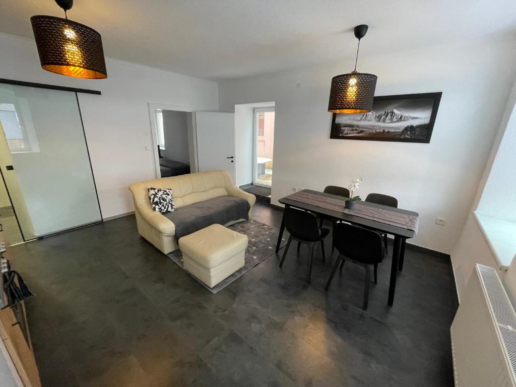 een woonkamer met een bank en een tafel bij TM Apartments in Straß in Steiermark