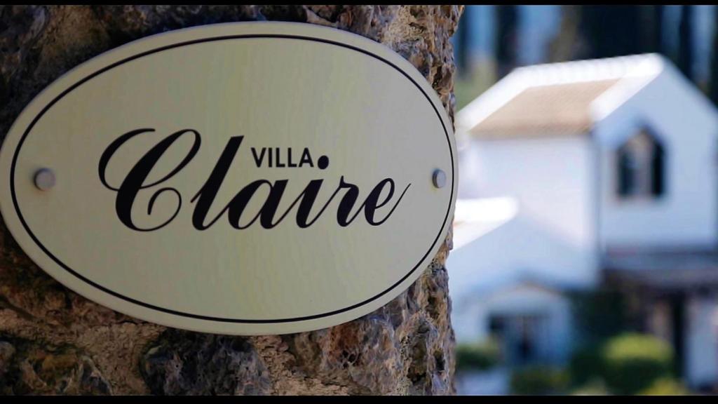 Gastouriにあるvilla claire corfuの白木の看板
