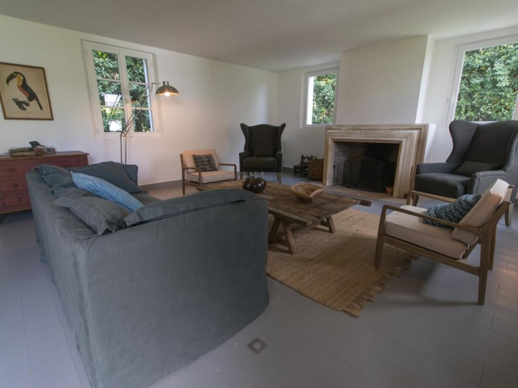 sala de estar con sofá y chimenea en Maison Le Palais, 5 pièces, 9 personnes - FR-1-418-16, en Le Palais