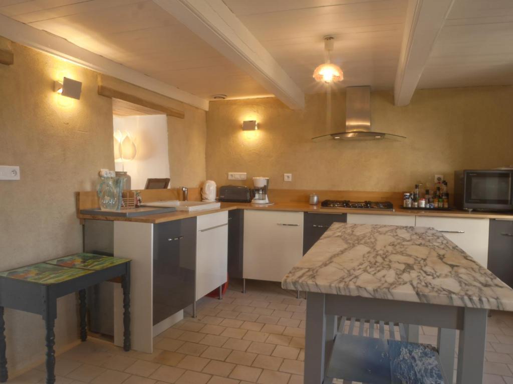 Una cocina o kitchenette en Maison Le Palais, 4 pi&egrave;ces, 6 personnes - FR-1-418-64