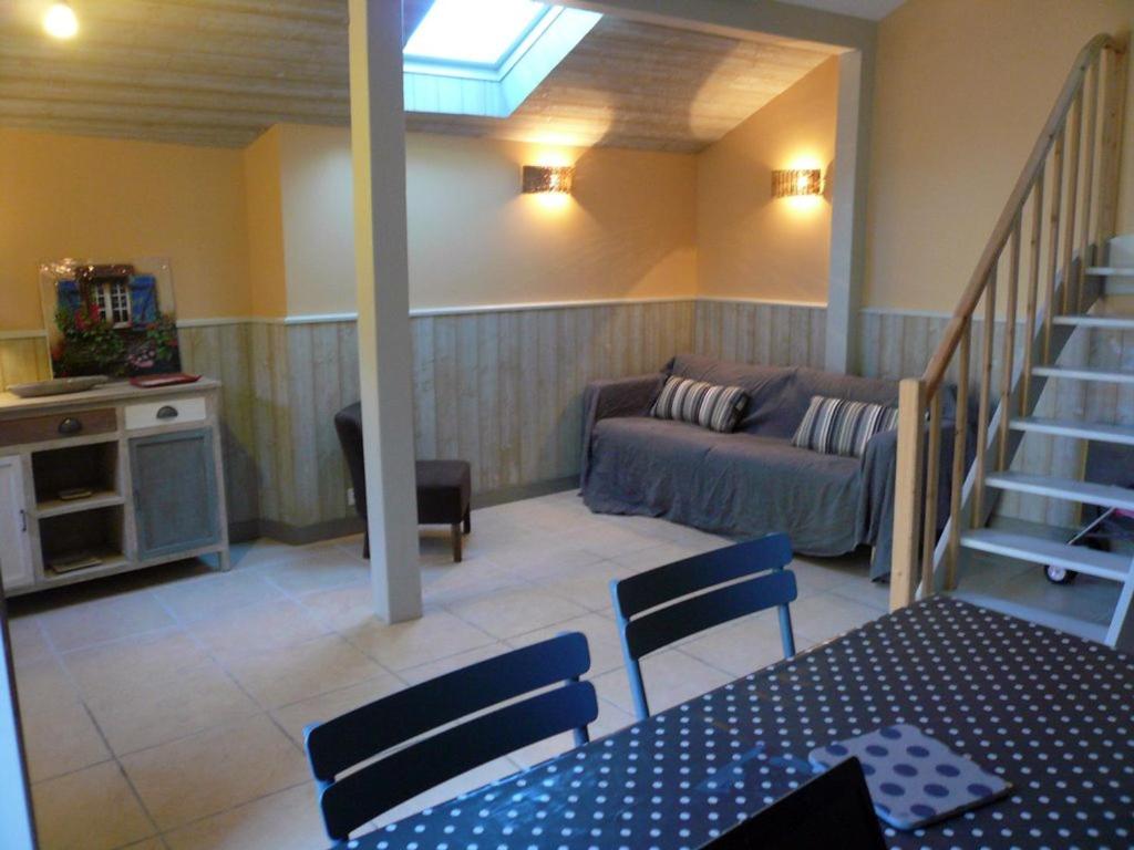 Posezení v ubytování Maison de charme au cœur du Palais avec jardin, proche commerces et plage - FR-1-418-77
