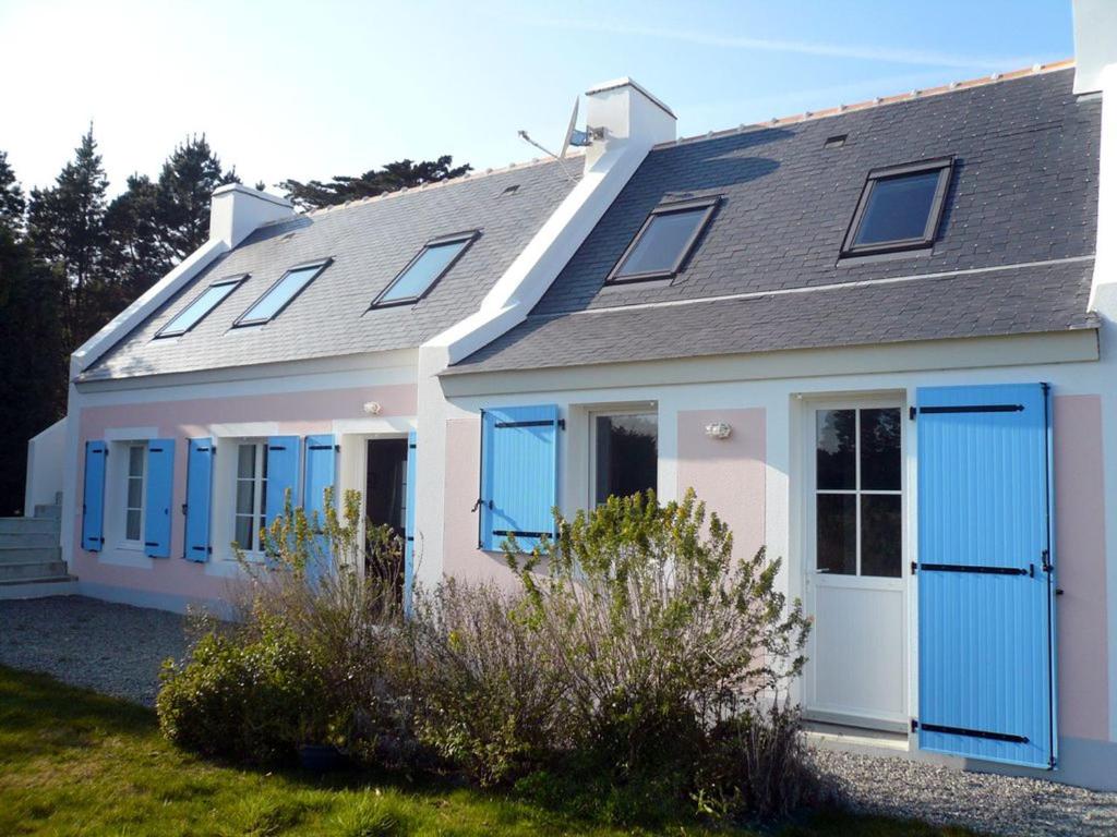 SauzonにあるMaison Sauzon, 3 pièces, 5 personnes - FR-1-418-38の青のドアのある白と青の家