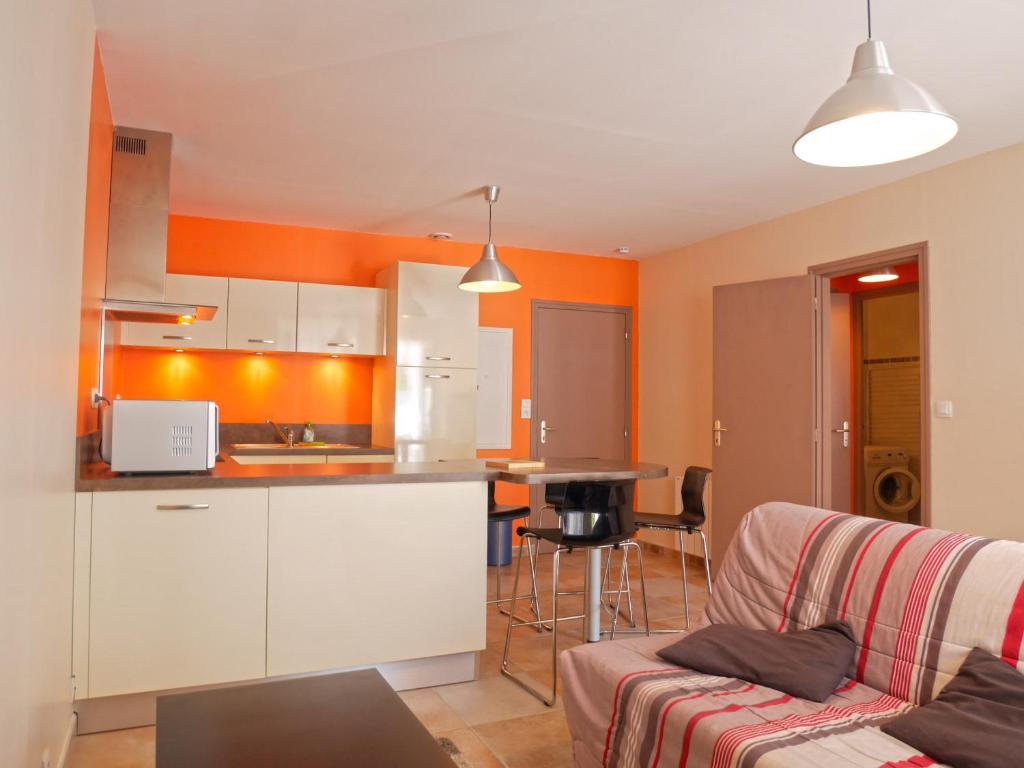 ein Wohnzimmer mit einem Sofa und einer Küche in der Unterkunft Appartement Le Palais, 2 pièces, 3 personnes - FR-1-418-95 in Le Palais