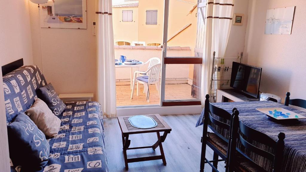Televízia a/alebo spoločenská miestnosť v ubytovaní NEPTUNA Joli T2 proche plage Roquille Cap d'Agde