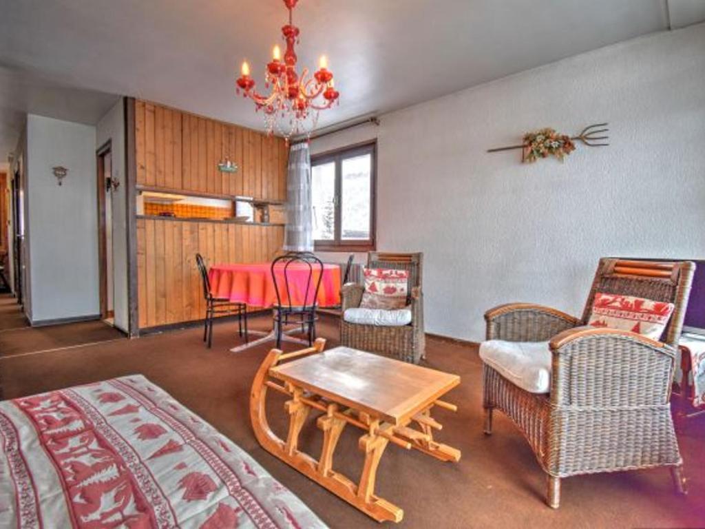 ein Wohnzimmer mit einem Tisch und Stühlen in der Unterkunft Appartement Morzine, 2 pièces, 4 personnes - FR-1-524-79 in Morzine