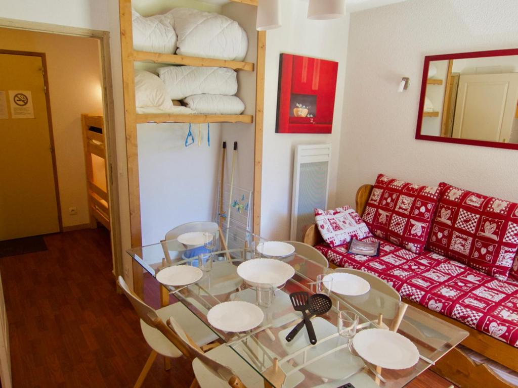 ein Wohnzimmer mit einem Glastisch und einem Sofa in der Unterkunft Appartement Valfréjus, 2 pièces, 6 personnes - FR-1-468-26 in Valfréjus